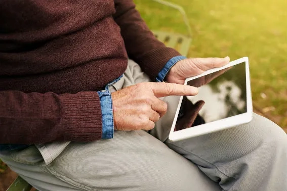 personne agée utilisant une tablette